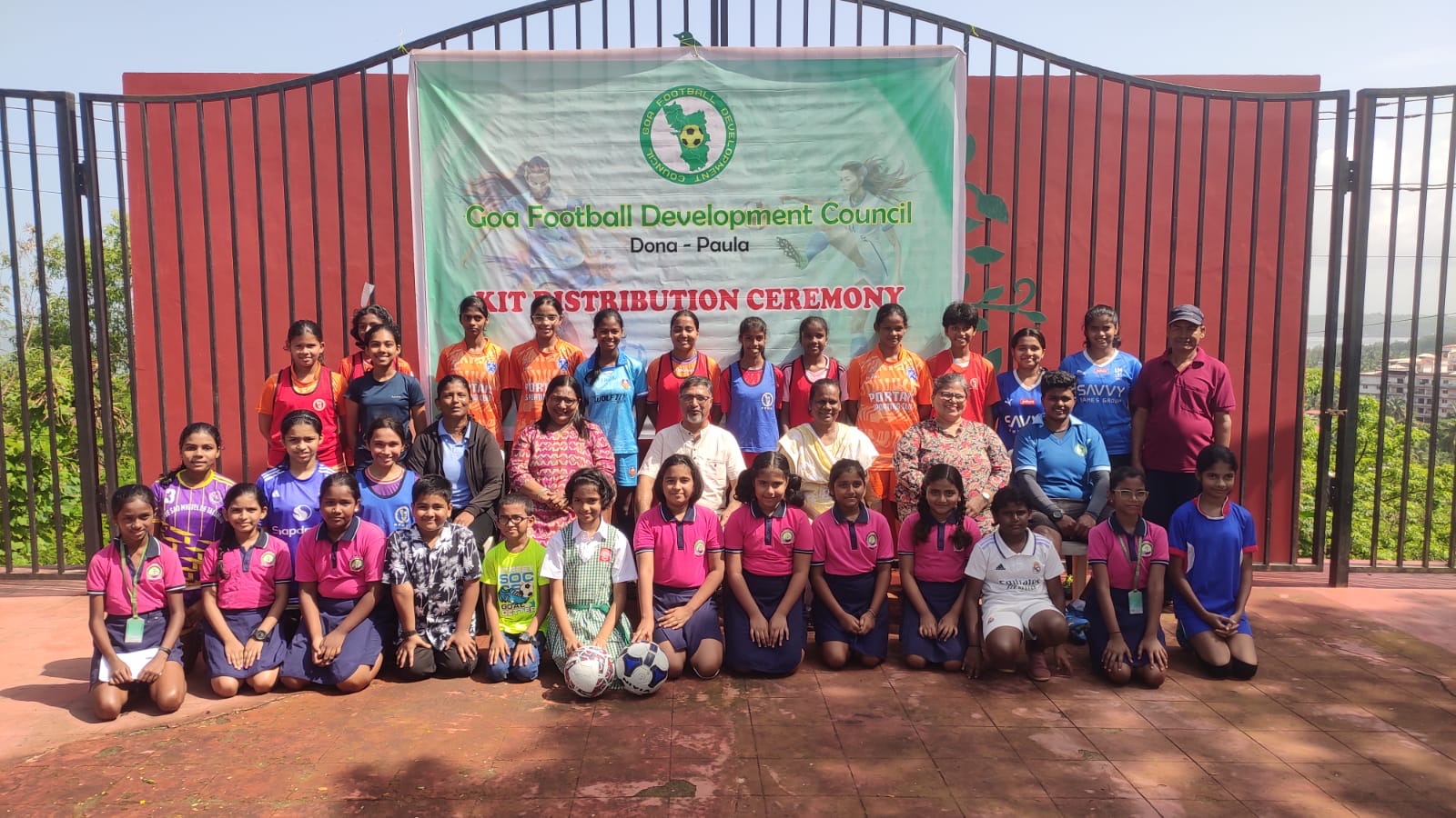 GFDC Dona Paula trainees and dignitaries at the kit-distribution ceremony.